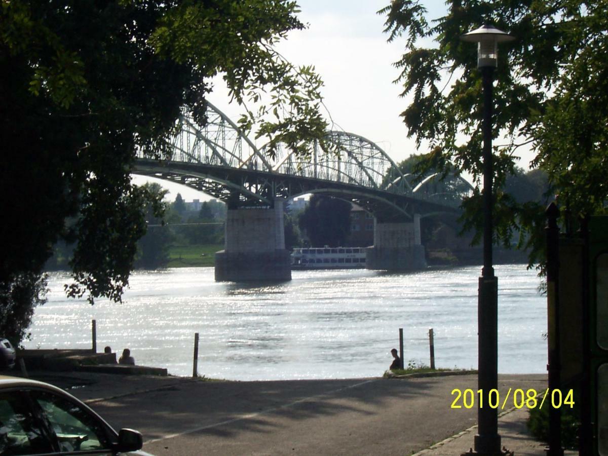 Ubytovanie Danube Štúrovo Esterno foto